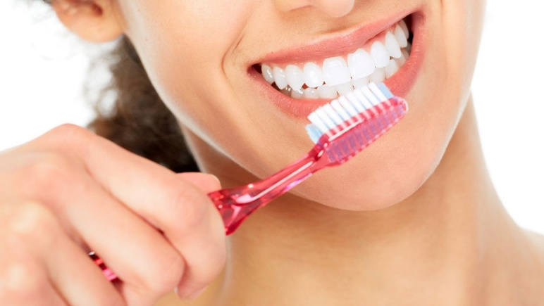 Uyanınca ilk olarak yüzünü yıkayanlar hemen buraya! Çok büyük bir yanlış yapıyorsunuz! Dermatolog uyardı! Meğer ilk yapmanız gereken..