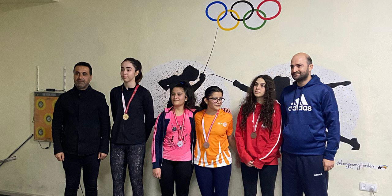 eskrim-okul-sporlari-sampiyonu-ilayda-bengisu-guler.jpg
