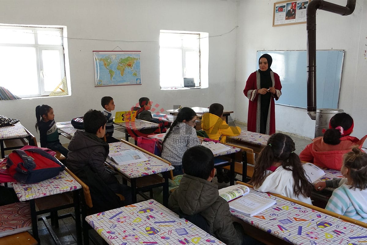 Hem Öğretmenlik Yapıyor Hem De Temizlik