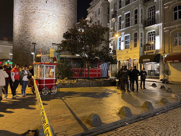 Son dakika! İstanbul Beyoğlu'nda bomba paniği yaşandı! İnsanlar kaçarken görüntülendi