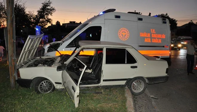 ambulans ile otomobilin çarpıştığı kazada 4 kişi yaralandı