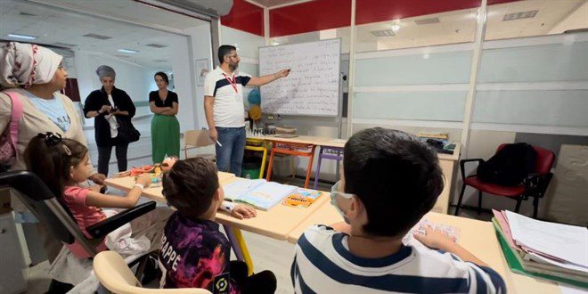 hastanede ders: hastane sınıfları öğrencilerin derslerinden geri kalmamasını sağlıyor