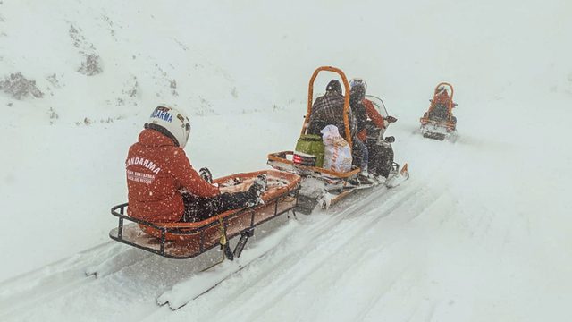 jak timleri hasta çocuğu kar motoruyla hastaneye ulaştırdı