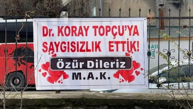 tartıştıkları doktordan pankartla özür dilediler