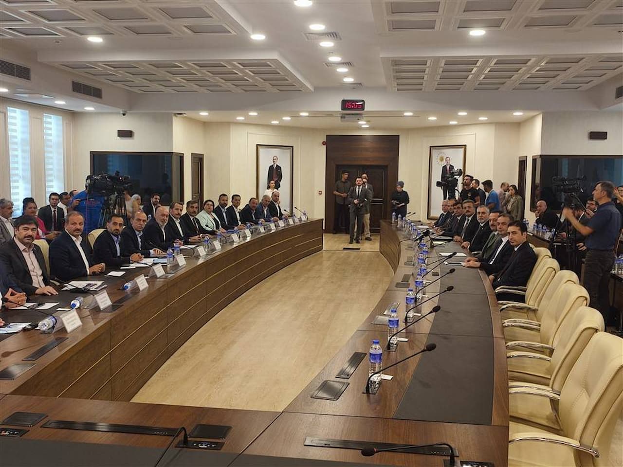 2024 Türkiye Kamu Çalışanları Maaş Fırtınası: Memurların Cüzdanları Şişiyor!