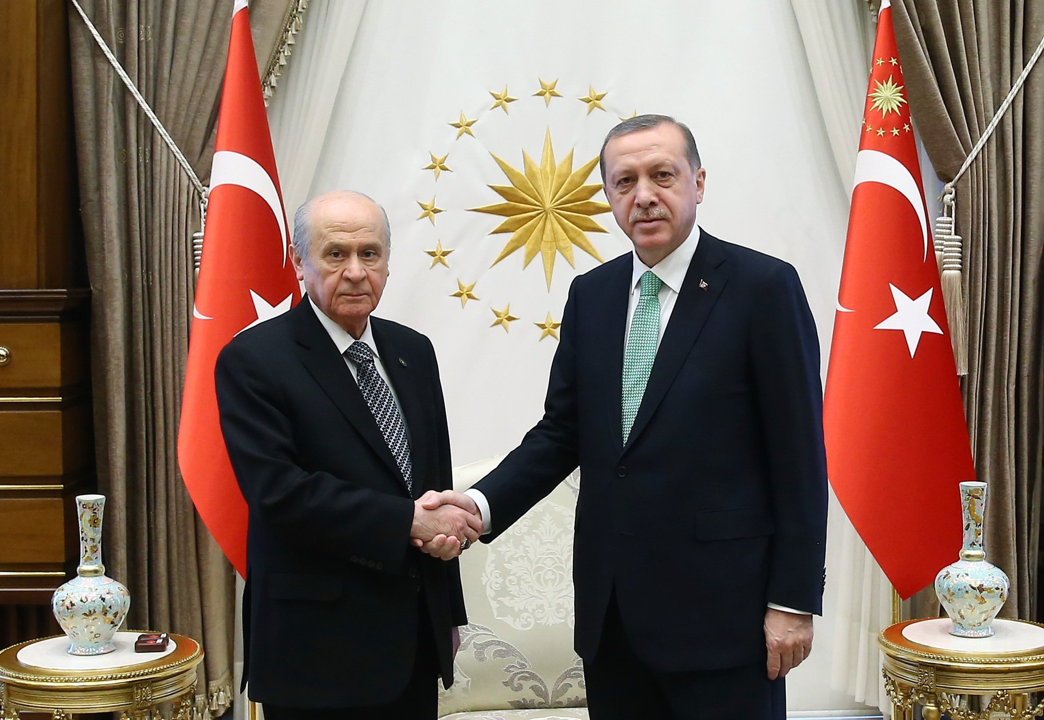 AK Parti MHP adaylarını destekleyecek! MHP'nin destek alacağı ilçeler açıklandı