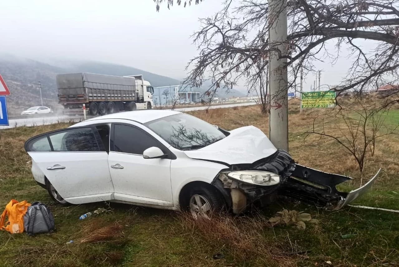 Afyonkarahisar'da Yaşanan Trajik Kaza: Direksiyon Hakimiyetini Kaybeden Sürücü Şarampole Uçtu, 3 Kişi Yaralandı!