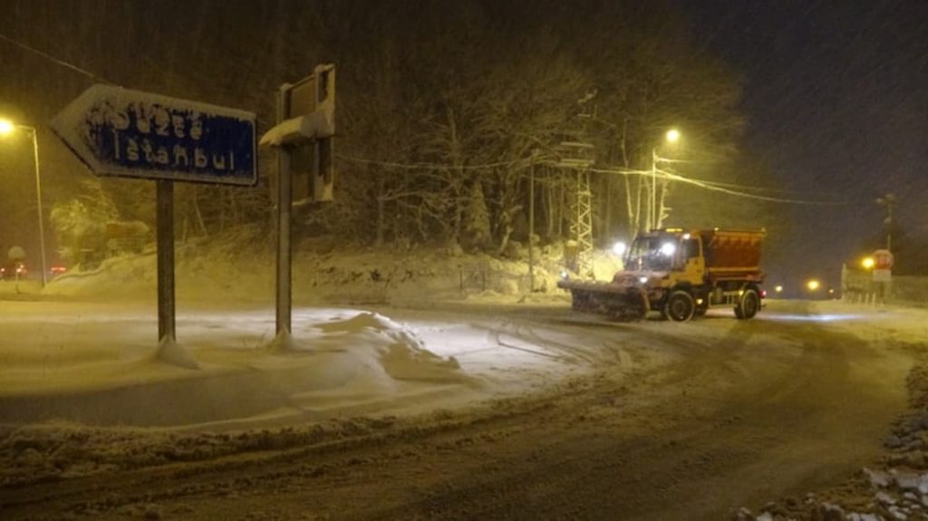Bolu Dağı'nda Kar Fırtınası Alarmı: Kış Şartları Sürücüleri Test Ediyor!