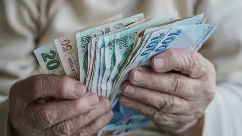Emeklilere çifte müjde daha: Ramazan ve Kurban ikmraiyeleri 5 bin lira