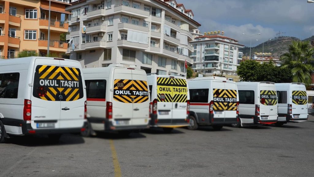 İstanbul'da Okul Servis Ücretlerine Yüzde 60 Zam Talebi: Veliler ve Şoförler Arasında Gergin Bekleyiş