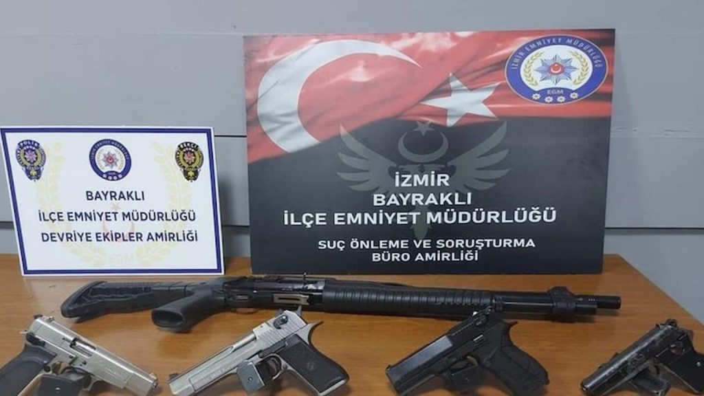 İzmir'de Yılbaşı Kutlamalarında Magandalık: 14 Kişi Silahla Havaya Ateş Açarken Yakalandı