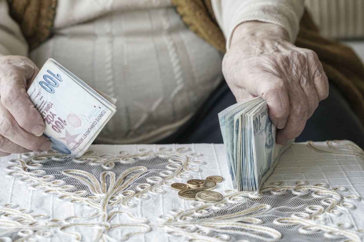Milyonlarca emekli zam oranını bekliyor! Zam Ocak ayına yetişecek mi? İşte masadaki formüller