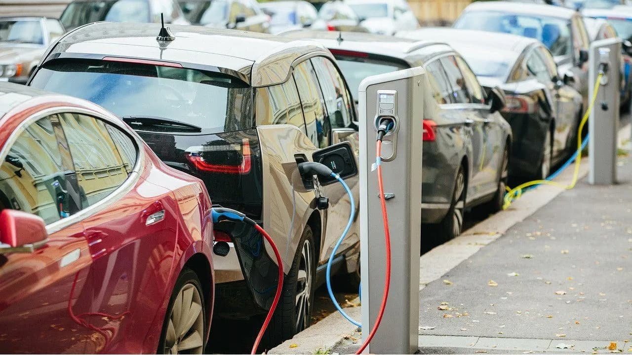 Otomotiv Pazarı Analizi: Türkiye'de Rekor Satışlar ve Elektrikli Otomobilin Yükselişi