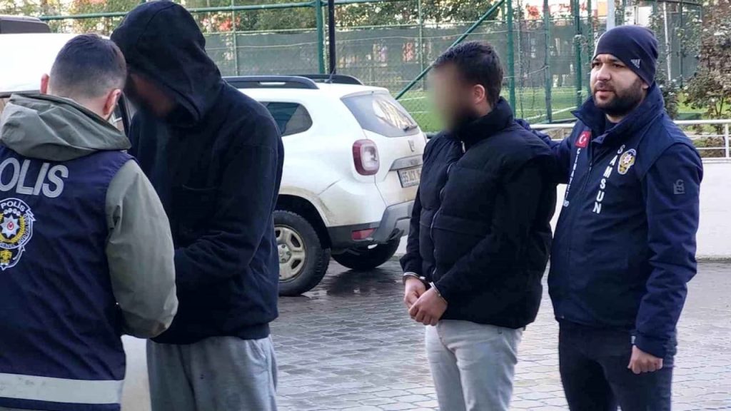 Samsun'da Gündüz Vakti Kanlı Saldırı: Atakum'da Araç İçinde Pompalı Tüfekle Vurulan Adam Hastanede, 2 Şüpheli Yakalandı