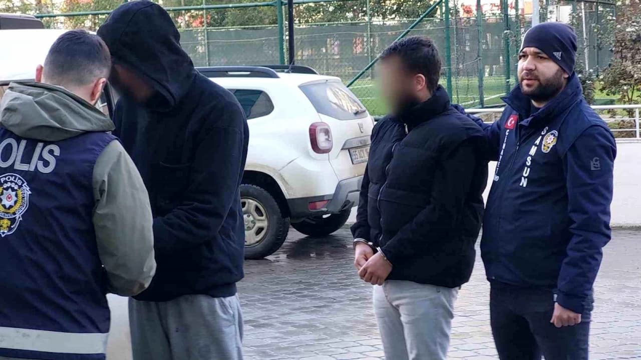 Samsun'da Gündüz Vakti Kanlı Saldırı: Atakum'da Araç İçinde Pompalı Tüfekle Vurulan Adam Hastanede, 2 Şüpheli Yakalandı