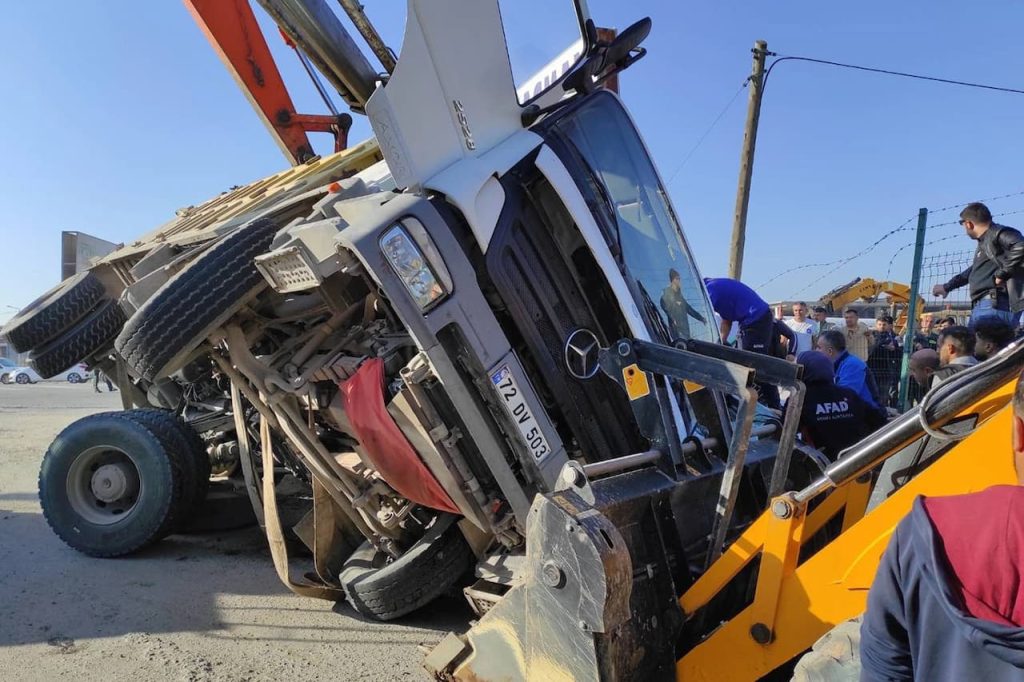 Samsun'da Korkunç Kaza: Traktör ve Hafriyat Kamyonu Çarpıştı, Bir Can Gitti!