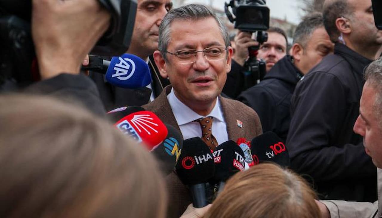 Siyasette Yeni Kriz: Özgür Özel, Erdoğan'a Meydan Okudu - Emekli Maaşları ve Asgari Ücret Gündemde!