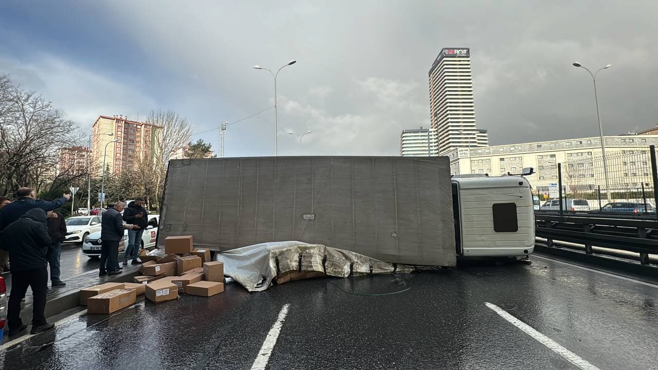 Trafik Felaketi: D-100 Karayolu'nda Devrilen Kamyon Hayatı Felç Etti