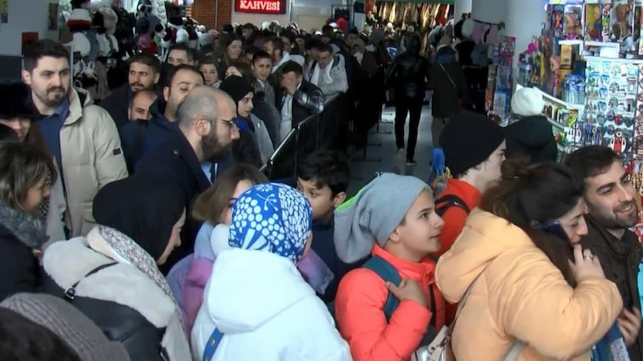 Uludağ Kayak Merkezi'nde Yarıyıl Tatili İzdihamı: Teleferikte 1 Kilometrelik Kuyruk!