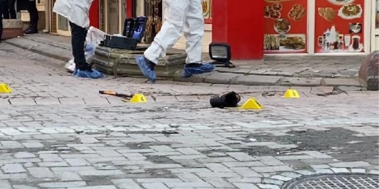 Zeytinburnu'nda Şoke Eden Olay: Balkondan Arkadaşının Başını Attı!