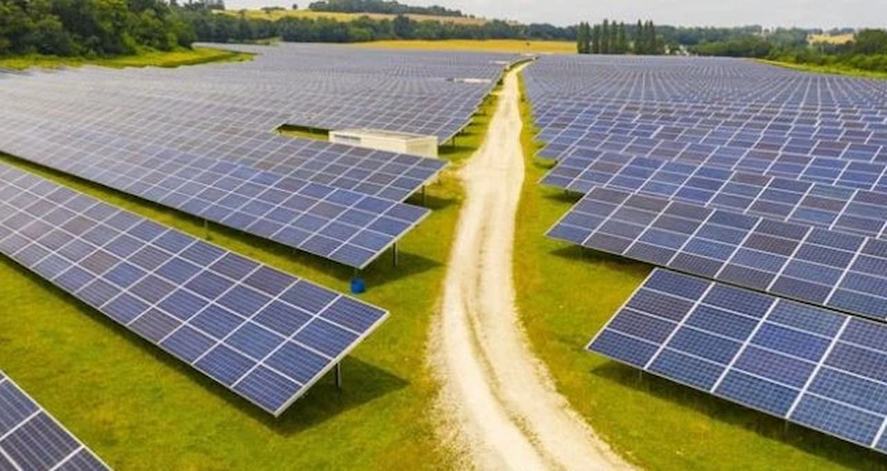 İzmir'de Çevre İle Enerji Arasında Tarihi Karar: Bergama'da Tarım Arazisine Güneş Santrali Kurulacak!