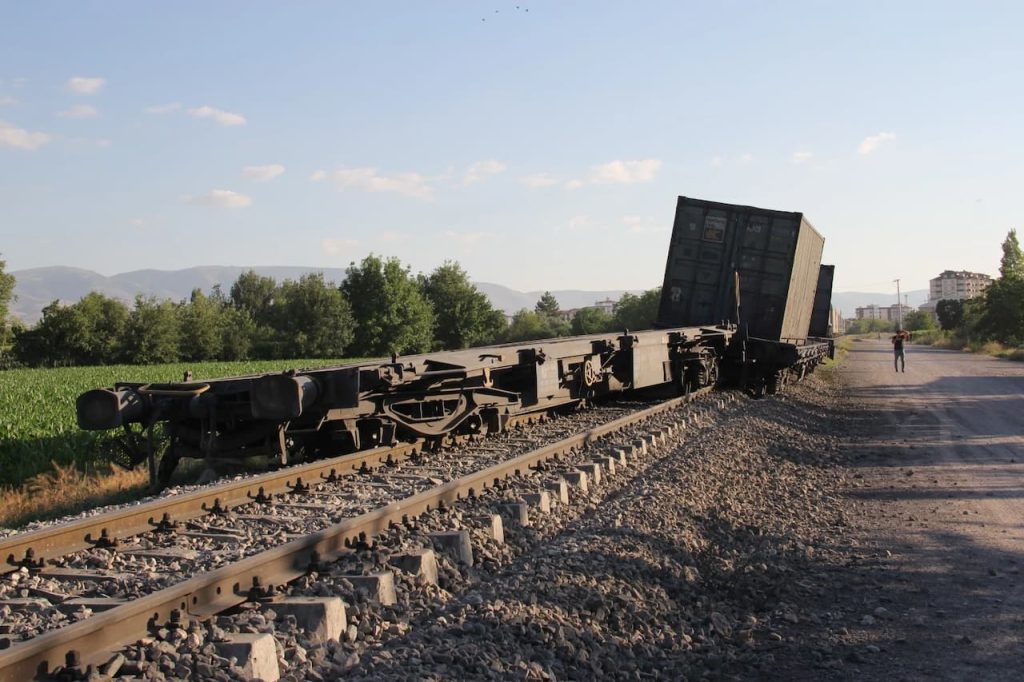 Kırıkkale'de Nefesleri Kesen Tren Kazası: İstinat Duvarı Çökmesi Faciaya Yol Açtı!