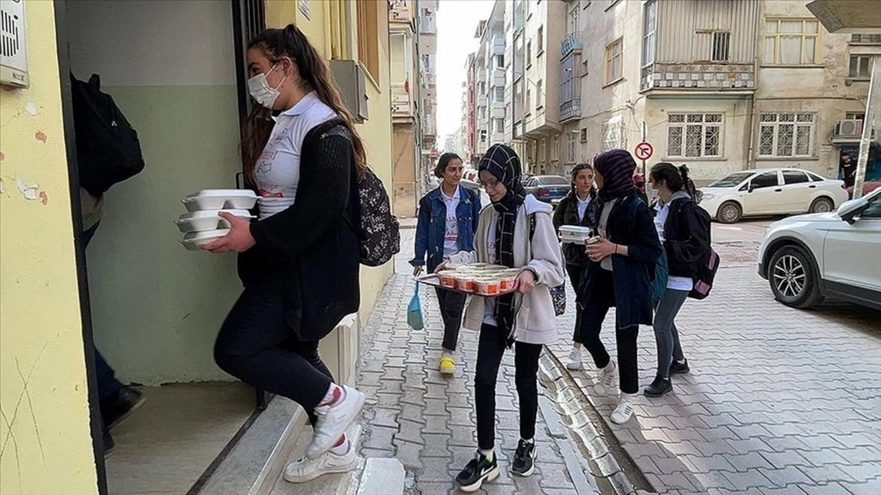 Öğrencilere 40 Saatlik Sosyal Sorumluluk Görevi!