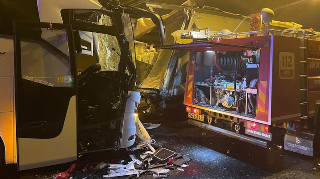 Osmaniye'de Korkunç Kaza: Yolcu Otobüsü TIR'a Çarptı, Bir Can Kaybı ve Yaralılar Var!