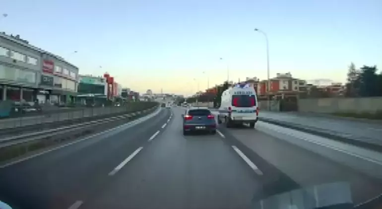 otomobil sürücüsü ambulansı sıkıştırarak trafiği tehlikeye attı