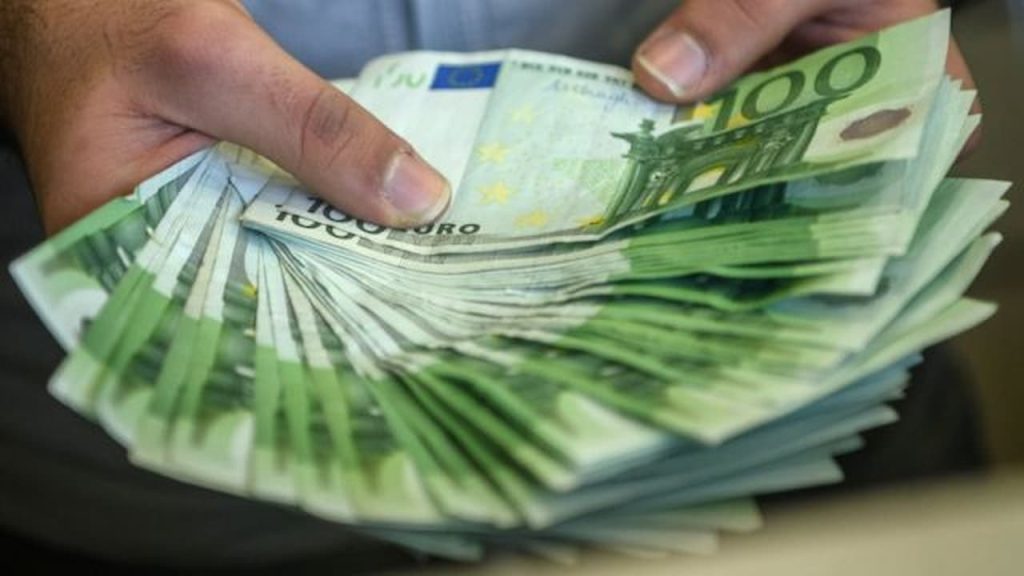 Türk Lirası Düşüşte: Dolar ve Euro Karşısında Yeni Bir Dönemeç