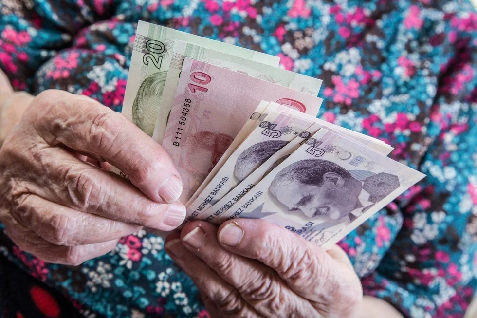 Dün gece TBMM'de onaylandı: Emeklilerin tamamı için ücretsiz oldu