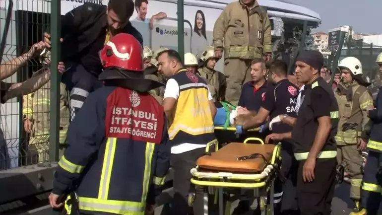 İstanbul'da metrobüs kazası! Ortalık savaş alanına döndü: Ölü ve onlarca yaralı var