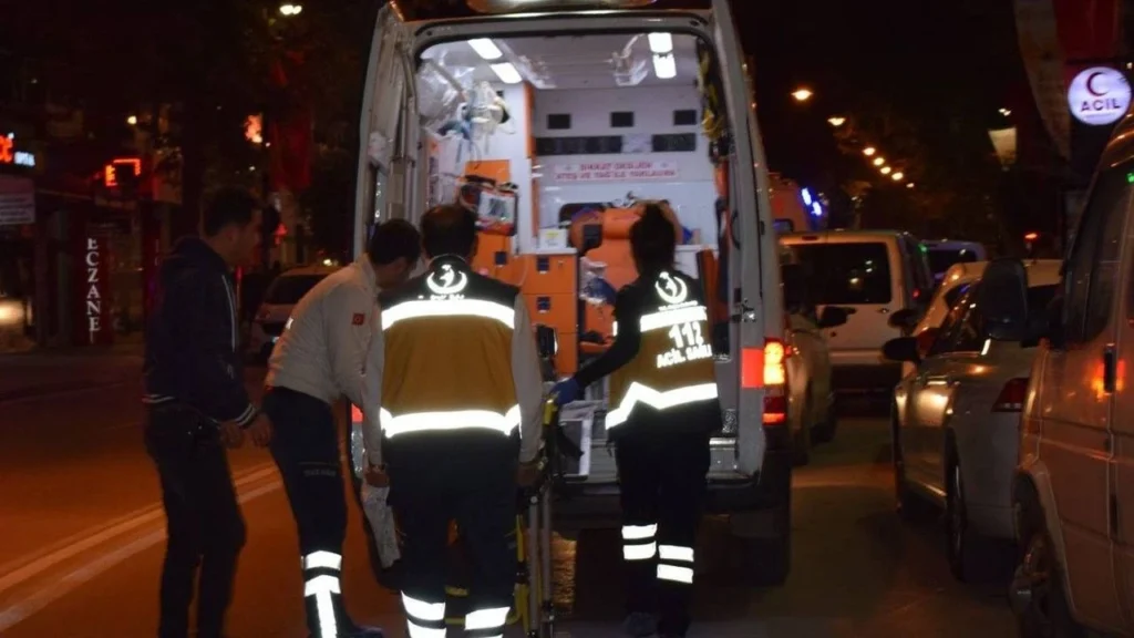 Malatya’nın Yeşilyurt ilçesinde ambulans ile otomobilin karıştığı kazada bir sağlık