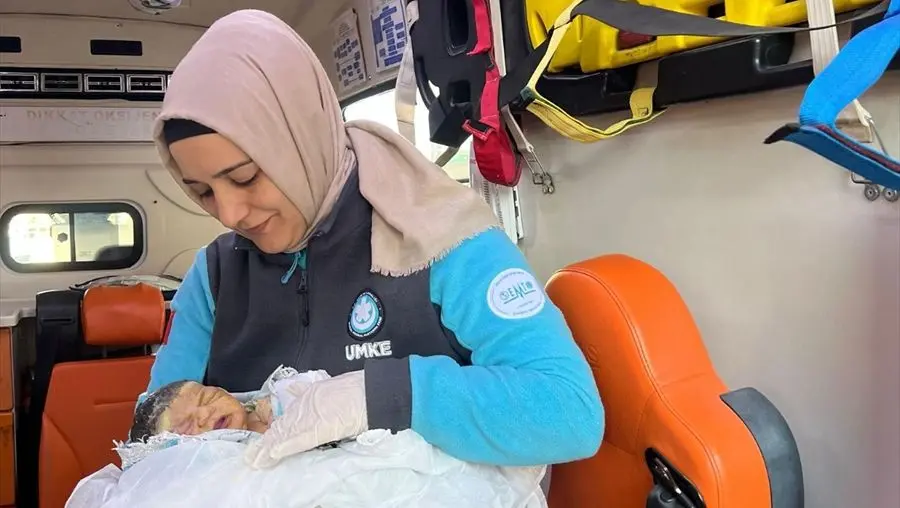 Şanlıurfa’da ambulansta doğum yapan