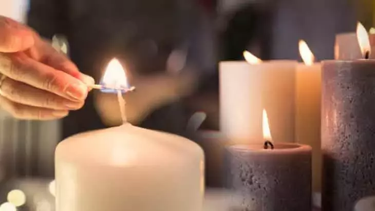 Uzmanlar, kokulu mumların ve eritilen kokulu mumların kapalı ortamlarda hava
