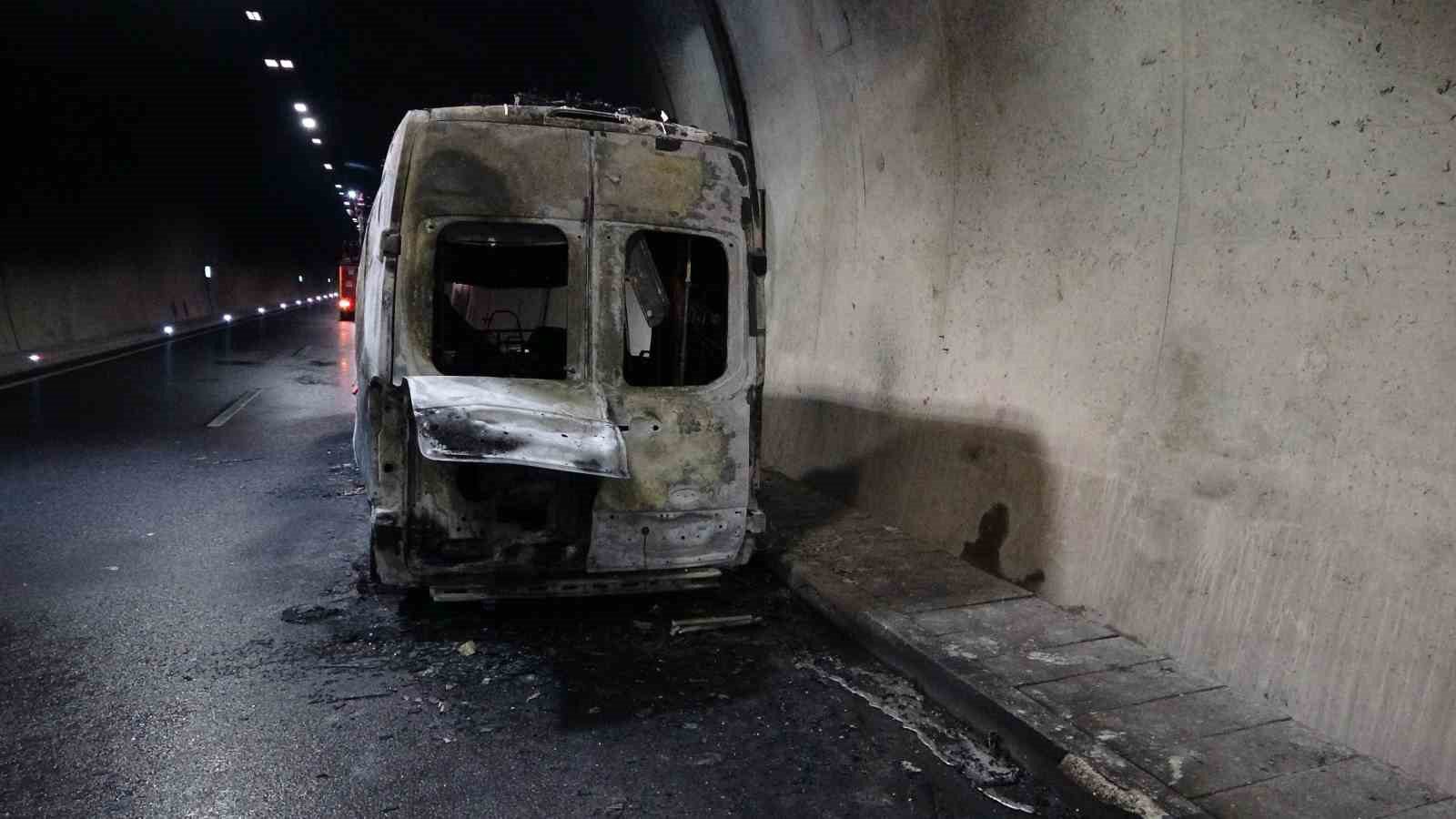 Çanakkale’nin Ayvacık ilçesinde bulunan Assos Tüneli’nde seyir halindeki bir ambulans