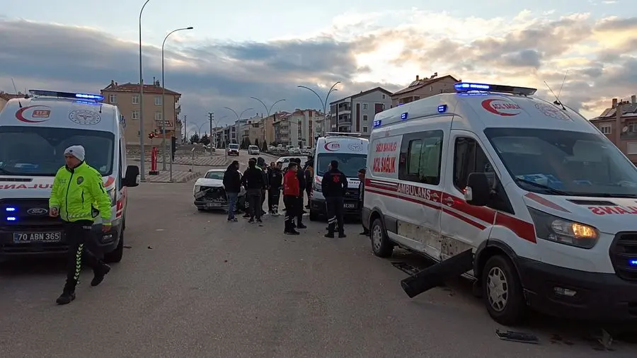 Karaman’da bir otomobil ile ambulansın çarpışması sonucu meydana gelen kazada