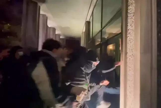 Saraçhane’de İBB Binası Darbesi: Protestocular Camları ve Kapıları Kırıp İçeri Girdi!