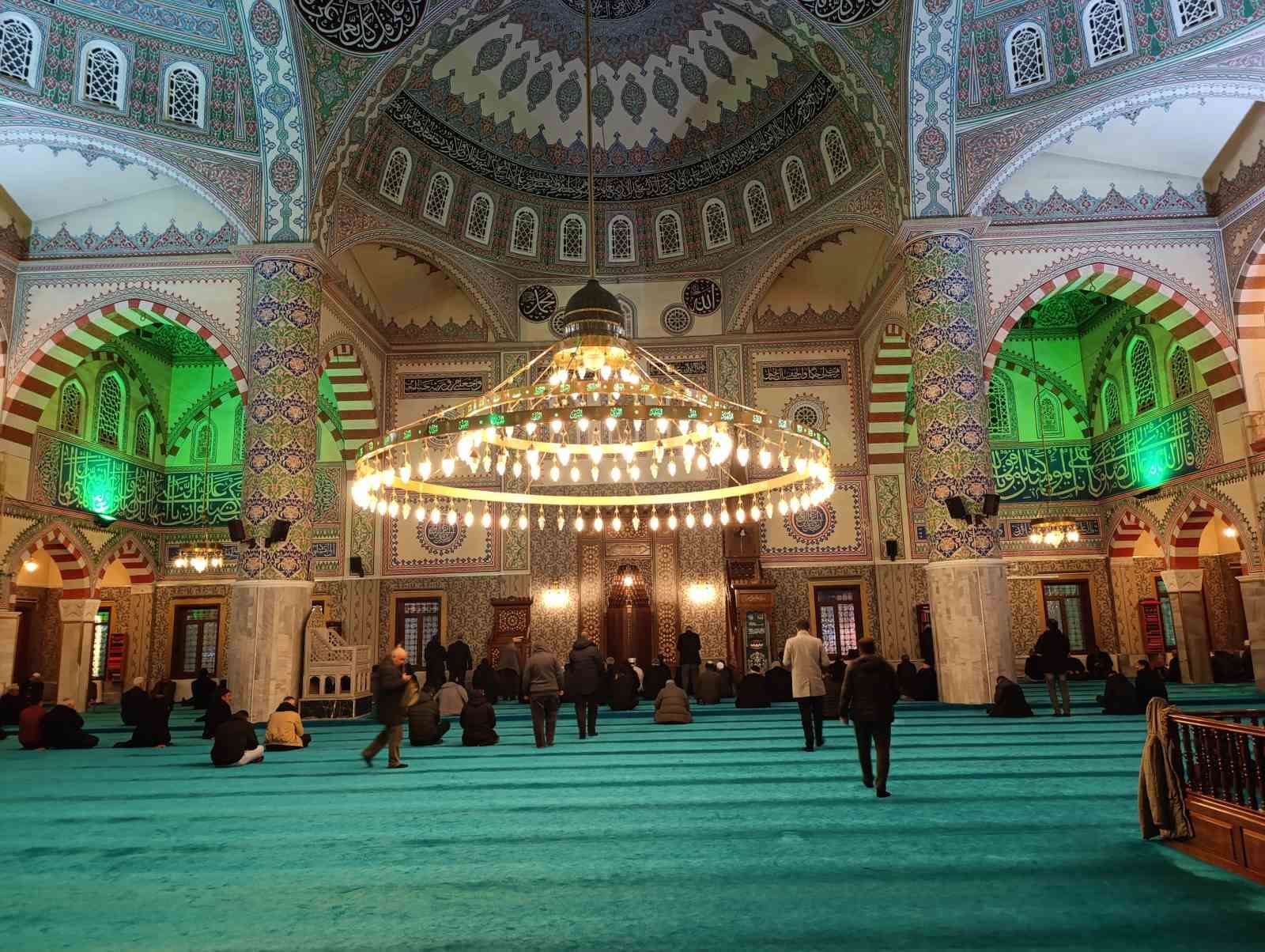 Teravih namazı cemaatle mi kılınır? Evde Teravih namazı olur mu? Teravih namazının hükmü nedir? Teravih kılarken okunan dualar