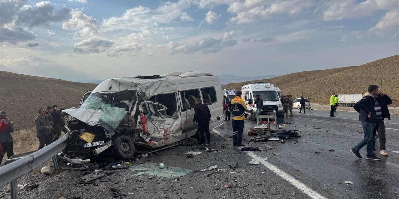 Van'da Katliam Gibi Kaza: Yolcu Minibüsü ile Kamyonet Çarpıştı, 6 Ölü, 8 Yaralı