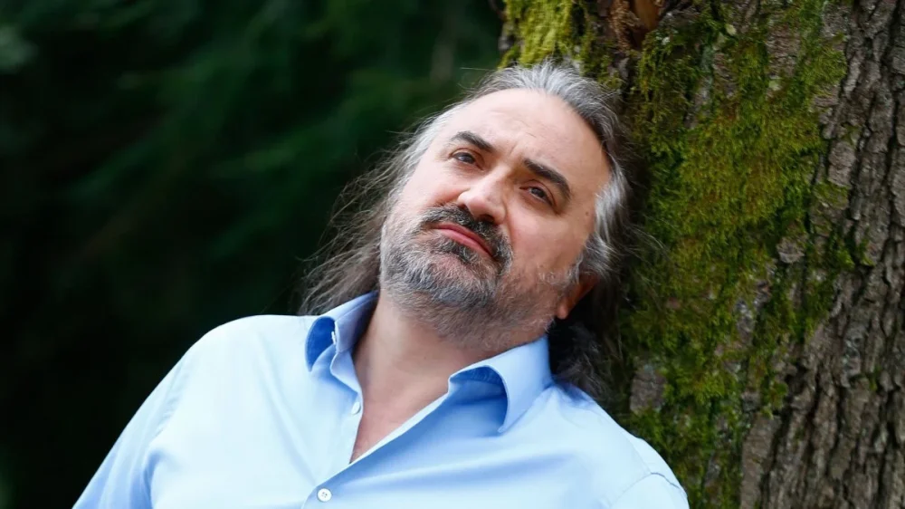 Kuzey Kıbrıs Türk Cumhuriyeti’nin İskele kentinde verdiği konser sırasında fenalaşarak