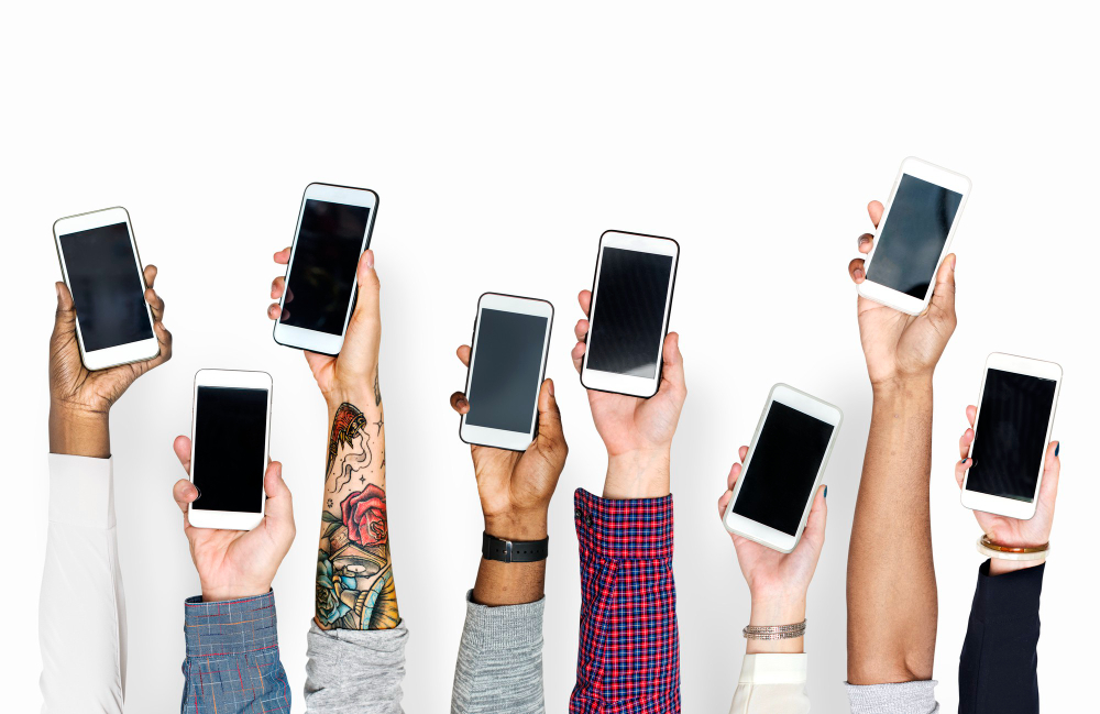 Akıllı telefonlar, tabletler, bilgisayarlar ve televizyonlar artık günlük yaşamın vazgeçilmez