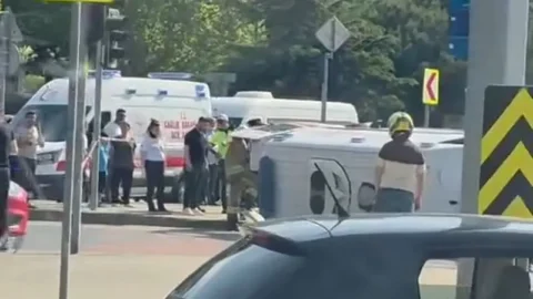 İstanbul Kağıthane’de ihbara giden ambulans ile motosikletin çarpışması sonucu 3